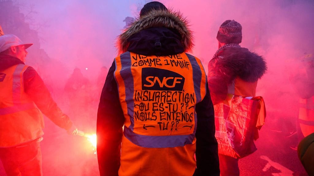 Hallitus ei kuitenkaan suostu taipumaan ammattiliittojen vaatimuksiin siitä, että eläkelakiuudistus peruttaisiin täysin.