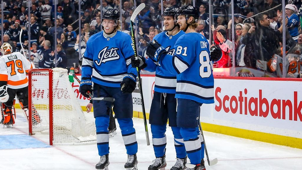 Patrik Laine (vas.) tehtaili kauden kymmenennen osumansa, kun Winnipeg Jets kohtasi Philadelphia Flyersin.