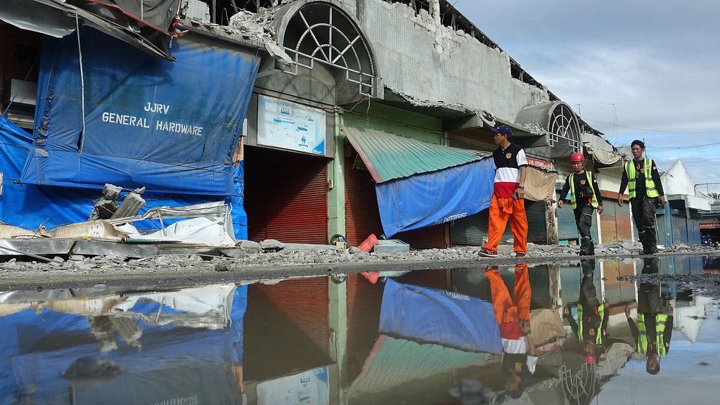 Pelastustyöntekijät tutkivat Filippiineillä Padadan kaupungissa tuhoutuneen kauppakeskuksen raunioita.