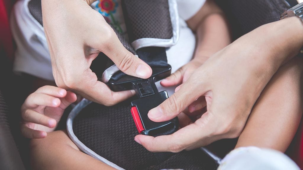 Jotta turvaistuimen käyttö olisi turvallista, tulee sen käyttö opetella hyvin. Kuvituskuva.