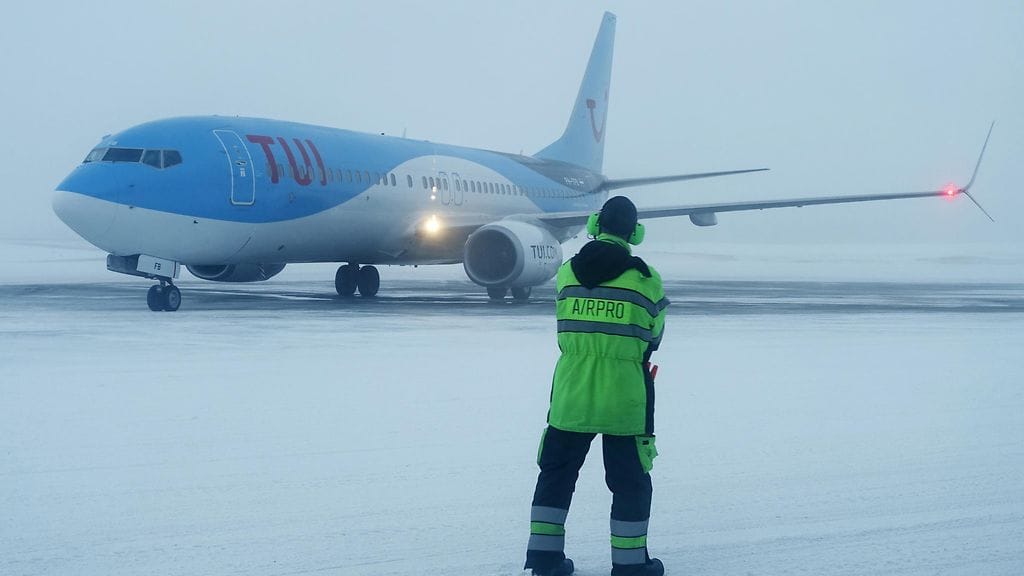 Kuvituskuva. Lentokentän työntekijä katseli TUI:n lentokonetta Kittilän lentoasemalla tammikuussa 2016.