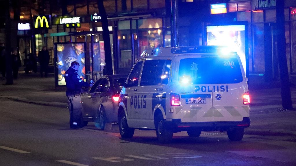 Arkistokuva poliisista pysäyttämässä ajoneuvoa Helsingissä. Kuvan henkilöt tai ajoneuvot eivät liity tapaukseen.