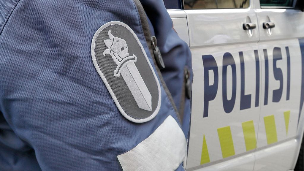 Kuvituskuva. Poliisi epäilee keski-ikäistä miestä varkauden yrityksestä, huumausaineen käyttörikoksesta sekä järjestystä ylläpitävän henkilön vastustamisesta.