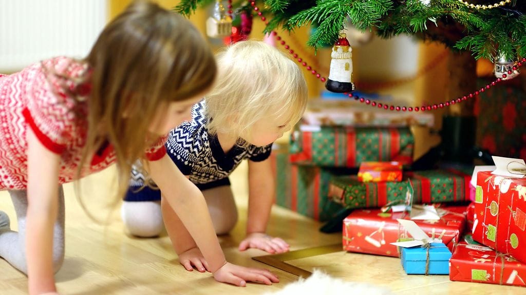 Mitä ostaa lapselle joululahjaksi? Kokeile neljän lahjan niksiä. Kuvituskuva.