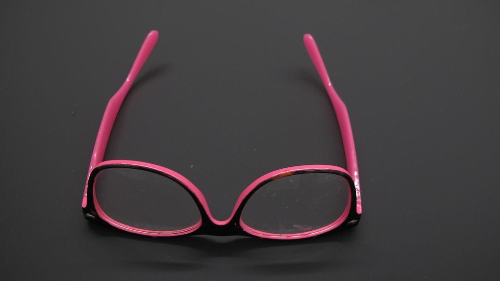 Itä-Suomen poliisi pinkit silmälasit Mutteri Pub