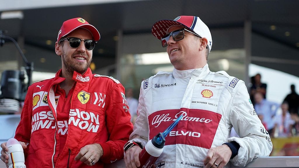 Sebastian Vettel ja Kimi Räikkönen jutustelemassa Abu Dhabin kauden päätöskisan alla.