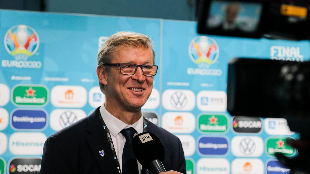 Markku Kanerva oli edusti ensimmäisenä suomalaisena päävalmentaja Suomen miesten maajoukkuetta EM-kisojen lohkoarvonnassa.