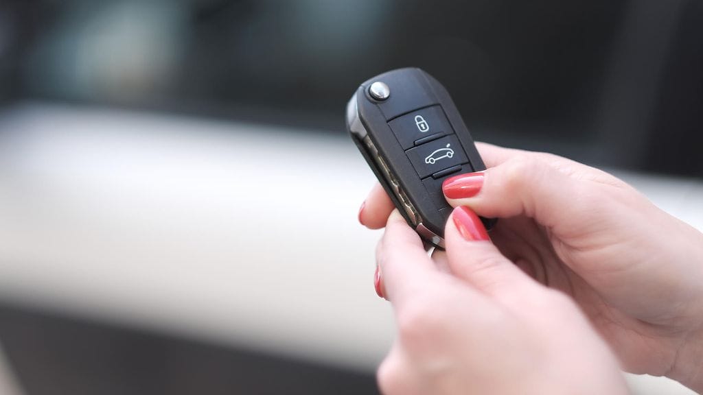 Näin vaihdat pariston autonavaimeen