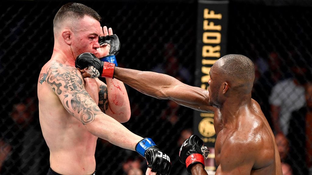 Kamaru Usman (oik.) mursi Colby Covingtonin leuan.