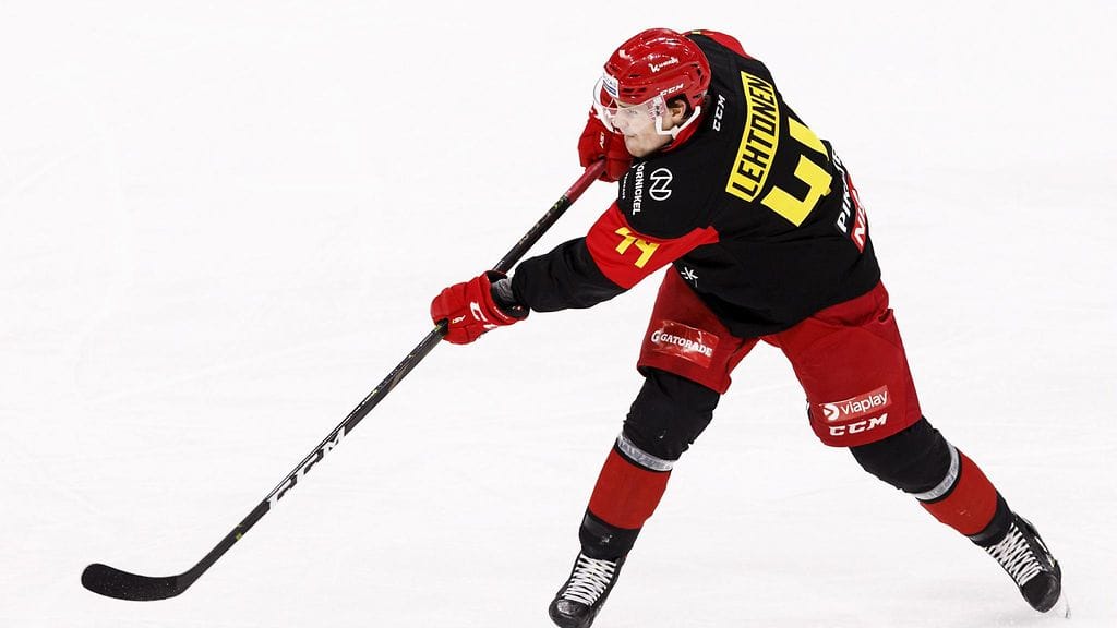 Puolustaja Mikko Lehtonen sai kiekon leukaan ottelussa Moskovan Dinamoa vastaan, mutta selvisi säikähdyksellä.