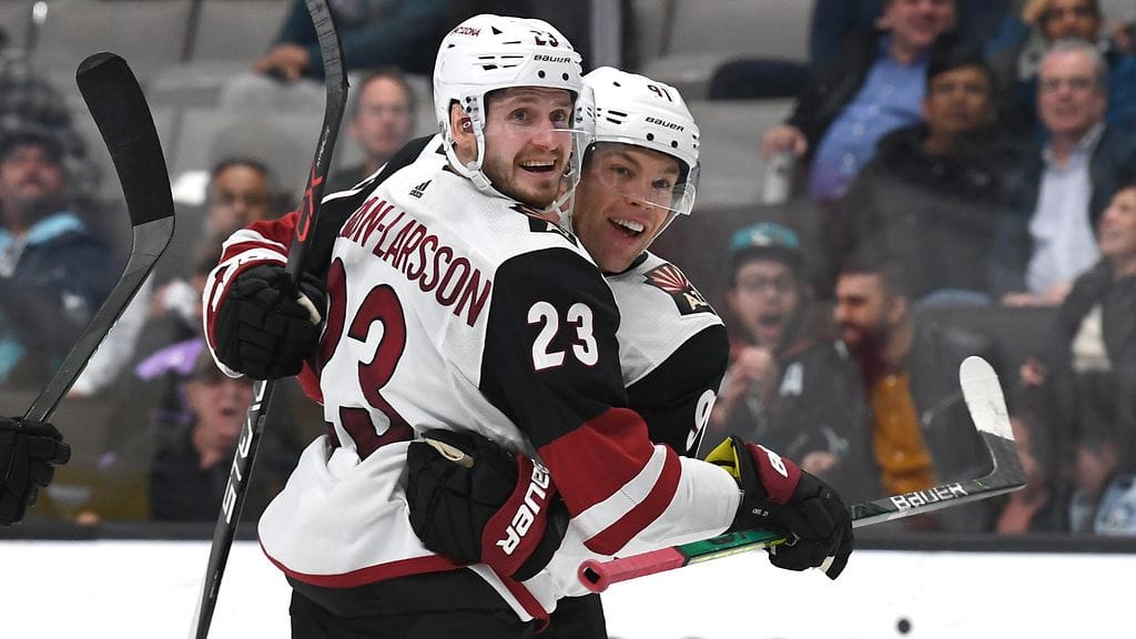 Oliver Ekman-Larsson ja Taylor Hall iloitsivat voittomaaliksi jääneestä osumastaan.