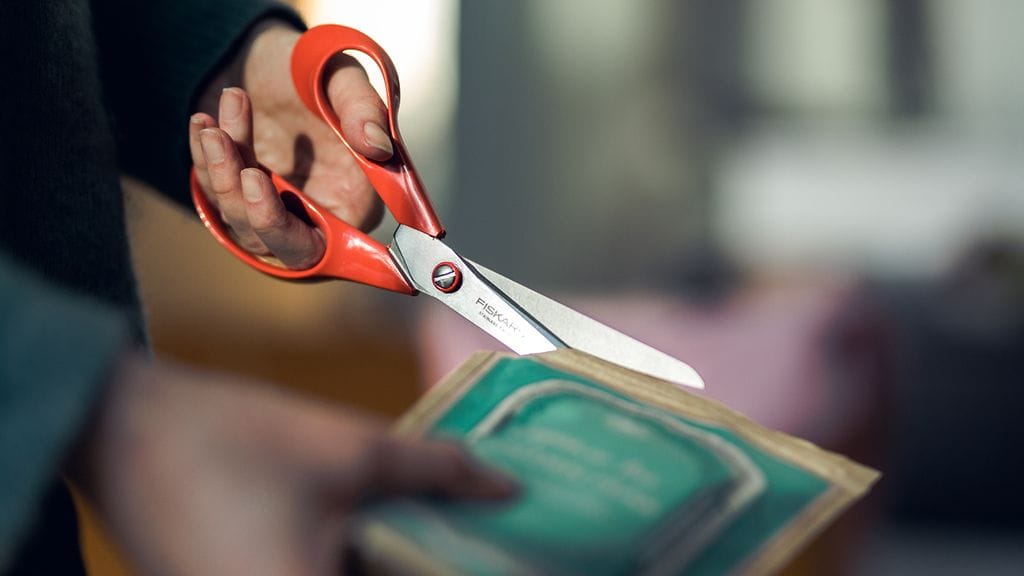 Fiskars_Classic_scissors_Action_21cm_left_1000814_1005147_TIF