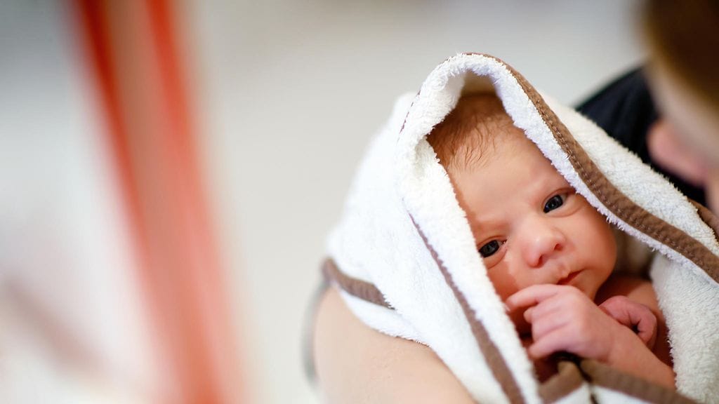 Brttiläisen tv-kasvon ensisynnytys oli nopea. Kuvituskuva. Kuvan vauva ei liity juttuun.