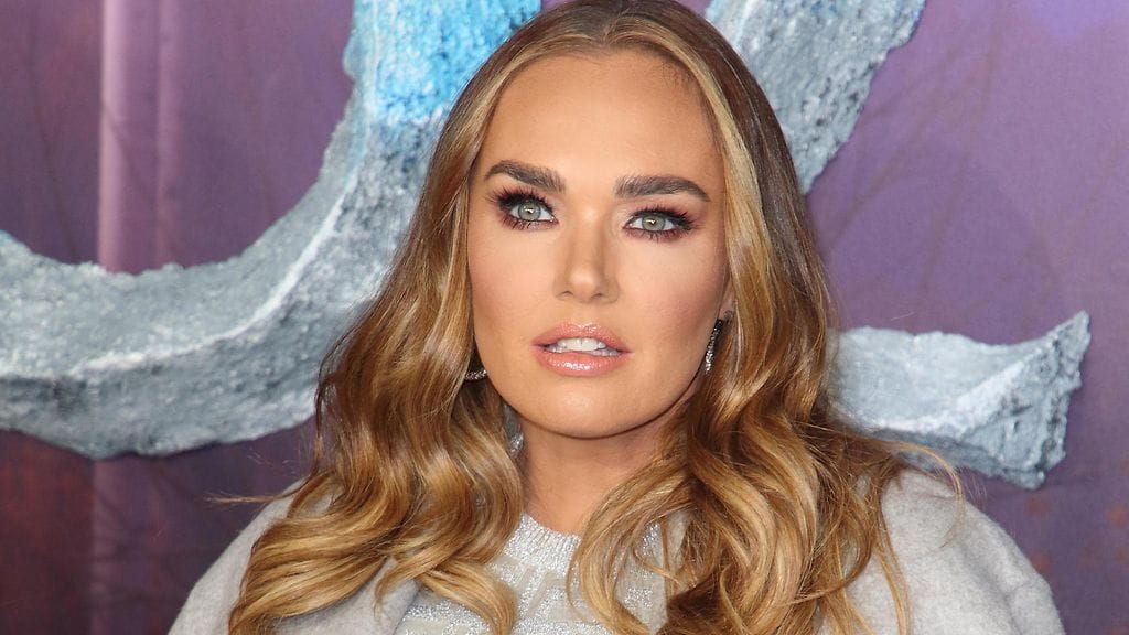 Tamara Ecclestone lomailee tyttärensä kanssa Kittilässä.