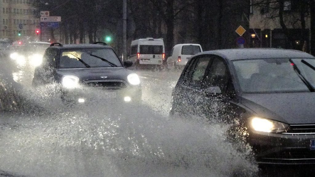 Vesi lanehti kadulla Mannerheimintiellä Tullinpuomin risteyksestä 18. joulukuuta 2019.