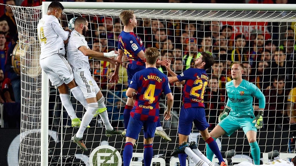 FC Barcelonan Gerard Pique putsasi Real Madridin Casemiron puskeman pallon pois maaliviivalta.