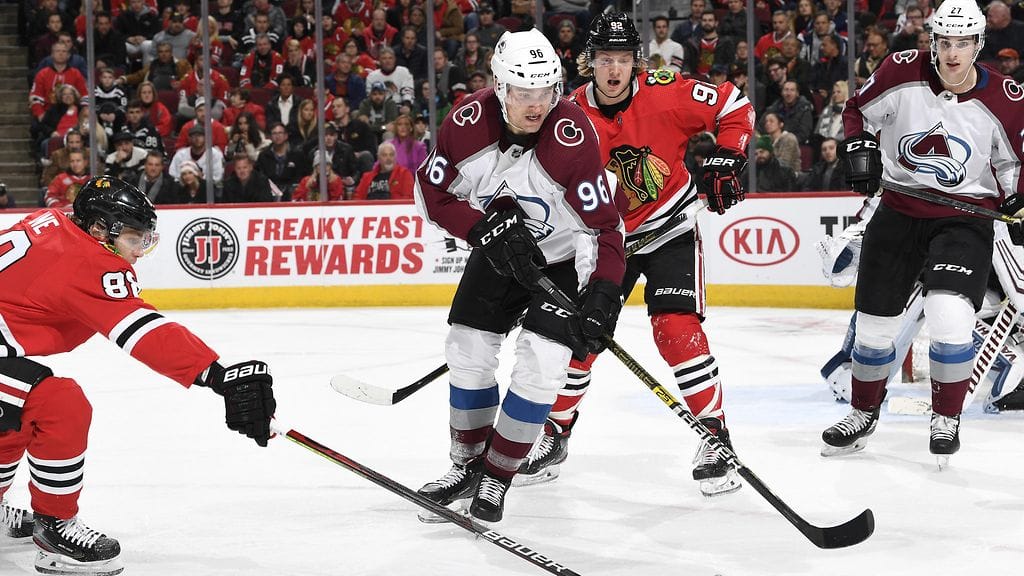 Mikko Rantanen kamppailemassa Chicagon pelaajien keskellä.