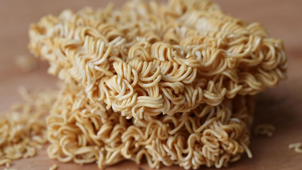 Jos olet kova nuudelifani, merkkipäivänä nautittava nuudelikakku saattaa olla sinun juttusi.