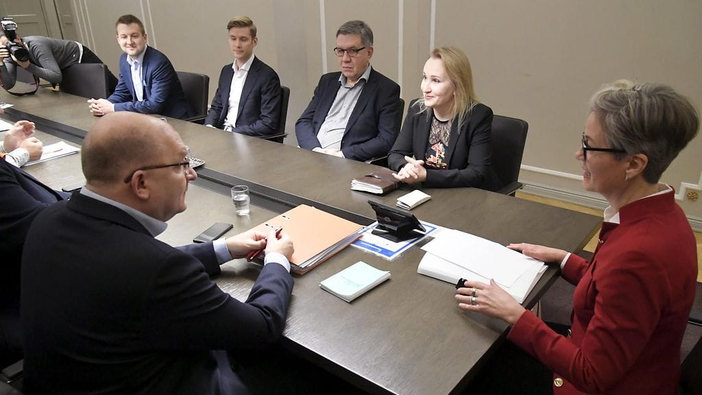 Teollisuusliiton ja Teknologiateollisuuden työriitaa soviteltiin valtakunnansovittelija Vuokko Piekkalan (oik.) toimistolla 16. joulukuuta 2019.