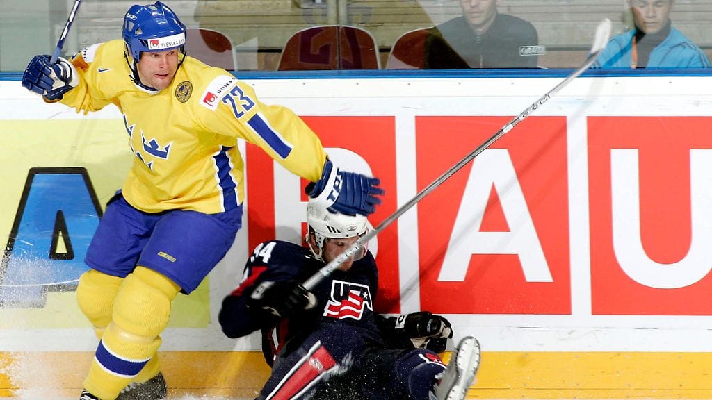 Ronnie Sundin perustyössään jääkiekon olympiaturnauksessa 2006.