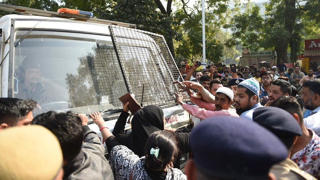 Viikonloppuna alkaneissa mielenosoituksissa on tähän mennessä kuollut ainakin kuusi ihmistä.