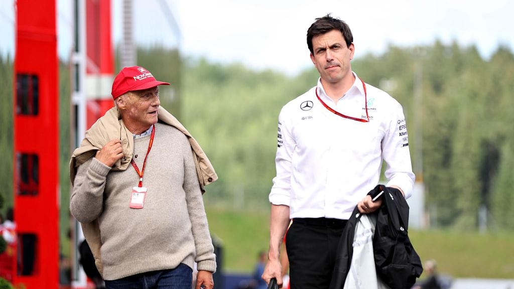 Keväällä kuollut F1-legenda Niki Lauda (vas.) oli Mercedeksen tallipomon Toto Wolffin läheinen työtoveri.