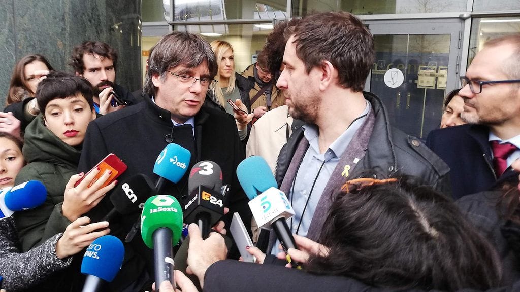 Katalaanijohtaja Carles Puigdemont ja hänen terveysministerinsä Antoni "Toni" puhuivat median edessä vastaanotettuaan uudet kulkulupansa.