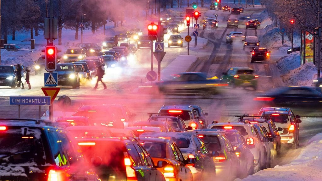 Suomessa vallitsee joululiikenteessa normaali ajokeli. Paikallisia lumikuuroja saattaa esiintyä.