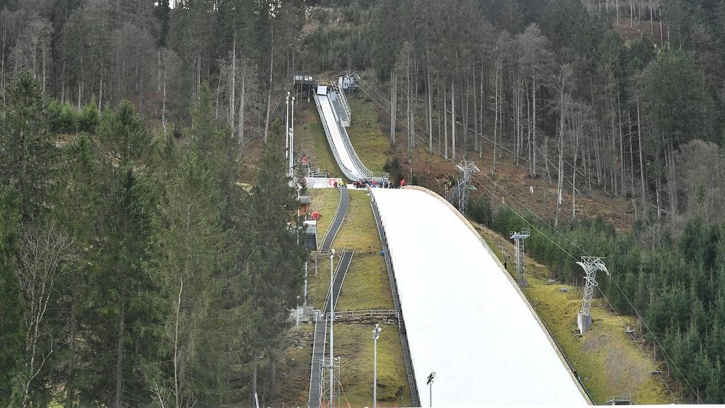 Raju tuuli lykkäsi mäkihypyn suurmäen karsintaa.