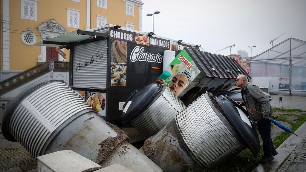 Mies tarkasteli myrskytuhoja Portugalissa.