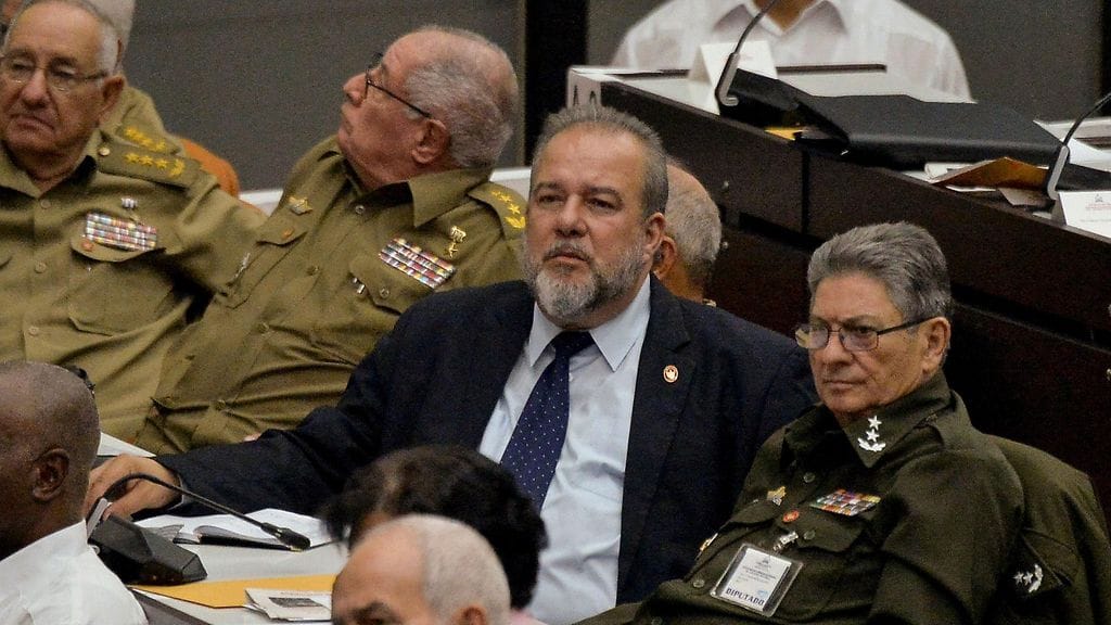 Manuel Marrero (kuvassa keskellä) on Kuuban uusi pääministeri.