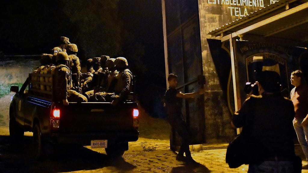 Hondurasin turvallisuusjoukkojen mukaan sunnuntain kahakassa käytettiin tuliaseita ja veitsiä.