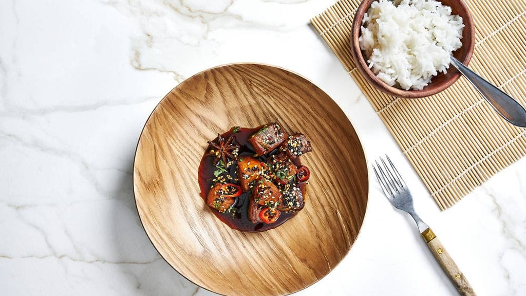 Karamellipossu valmistuu joulukinkun jämistä.