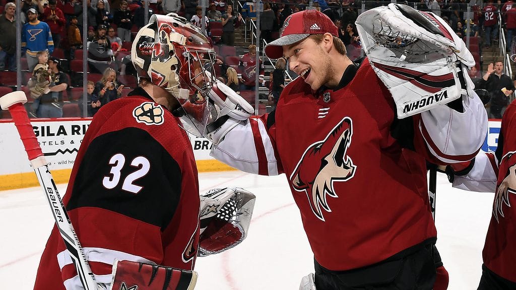 Antti Raannan (vas.) ja Darcy Kuemperin muodostama kaksikko on Arizona Coyotesin selkäranka, toteaa päävalmentaja Rick Tocchet.