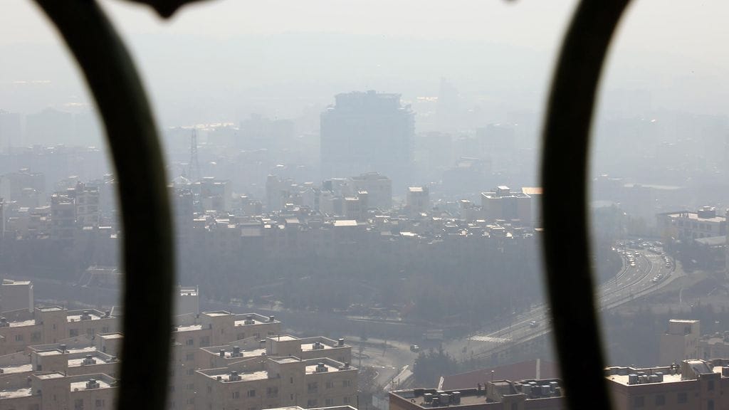 Savusumun valtaaman Teheranin viranomaiset varoittavat vanhuksia ja lapsia ulkona liikkumisesta.