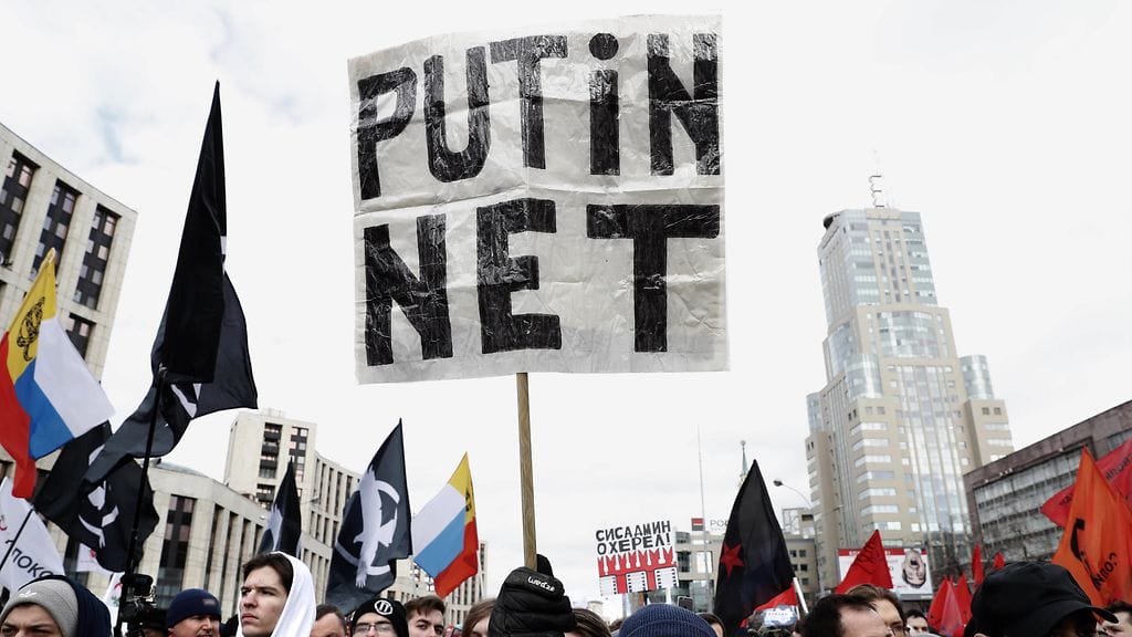 Mielenosoittajat vastustivat viime maaliskuussa Moskovassa lakiesitystä Venäjän omasta tietoverkosta.
