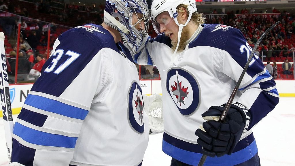 Patrik Laine ja Connor Hellebuyck