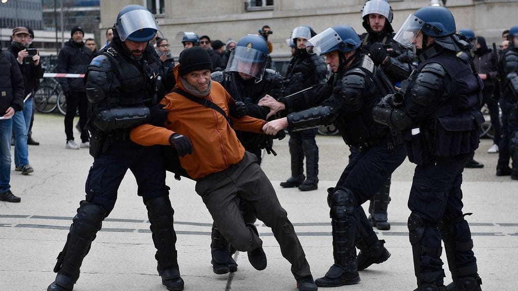 Mielenosoittajat ja poliisi ottivat yhteen perjantaina Gare de Lyonin juna-asemalla Pariisissa.