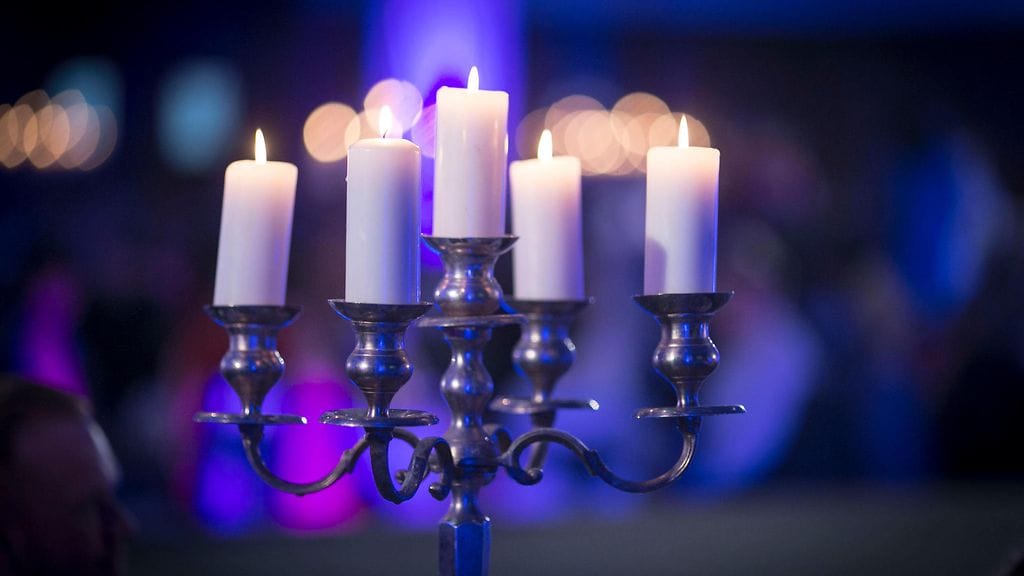 Kuvan kynttelikkö ei liity tapaukseen.