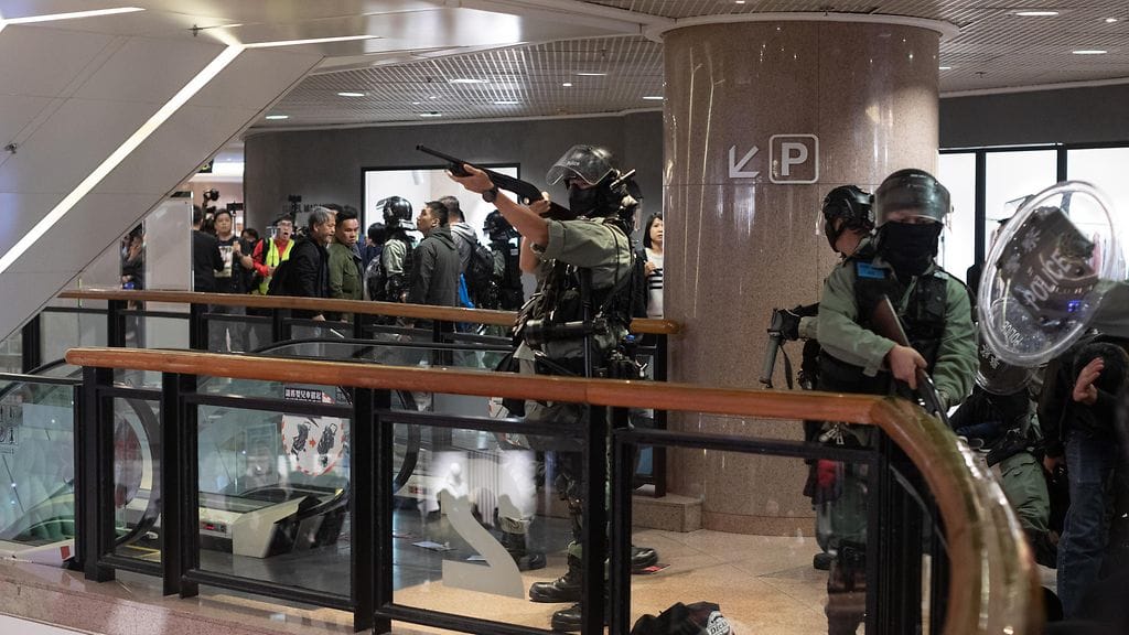 Demokratia-aktivistit kehottivat ihmisiä pitämään mielenosoituksia nimenomaan ostosalueilla kuten kauppakeskuksisssa tavaoitteena häiritä joulukauppaa.