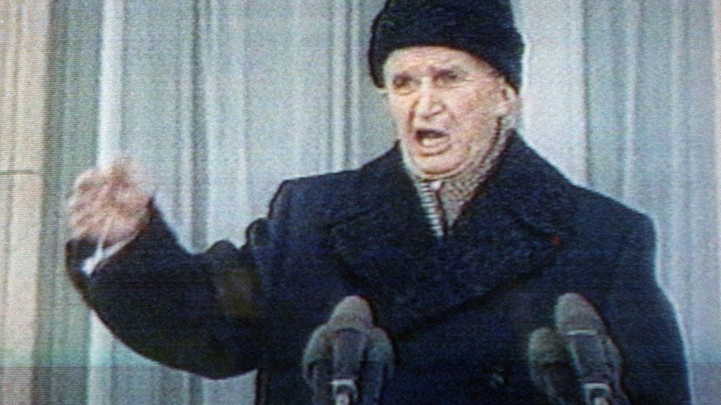 Kuvakaappaus Romanian diktaattori Nicolae Ceausescu viimeiseksi jääneestä julkisesta esiintymisestä.
