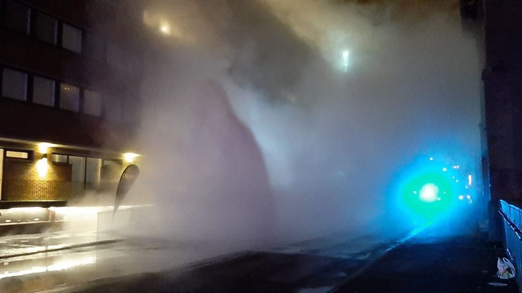 Helsingin Katajanokalla Kanavakadulla on iso vesivuoto, kertoo pelastuslaitos. Pelastuslaitoksen mukaan putki on räjähtänyt rikki ja vettä tulee 15 metriä kadusta ylöspäin. Kuva: Pelastuslaitos.