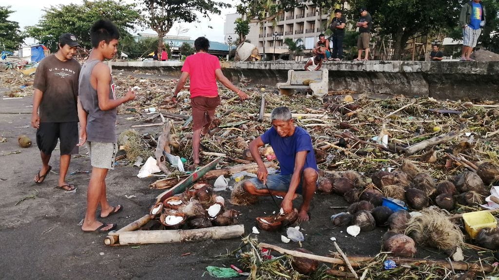 Taifuunin tuhoja raivattiin Ormocin kaupungissa Filippiineillä.