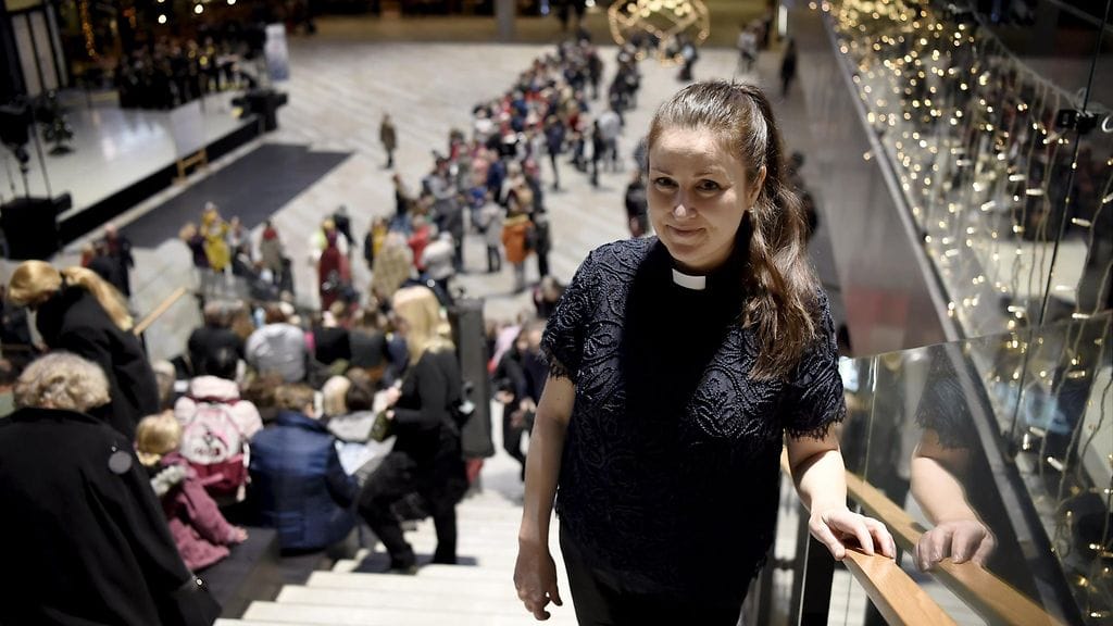 Kauppakeskuspappi Piia Klemi kauppakeskus Triplan kulttuuriaukiolla Helsingissä Kauneimmat joululaulut -tapahtumassa 15. joulukuuta 2019.