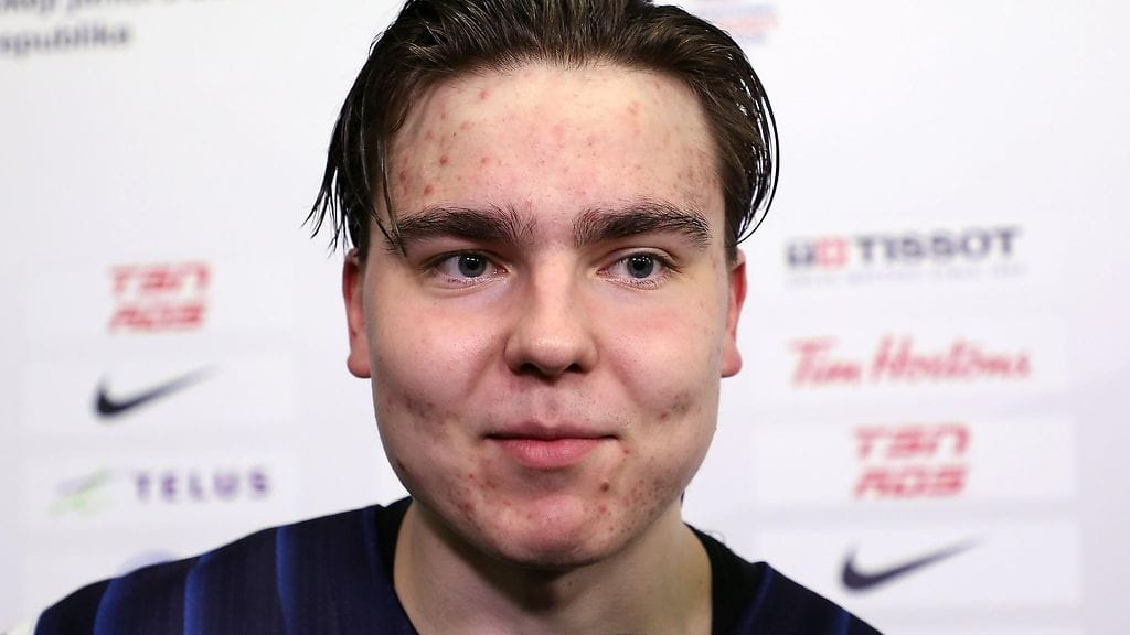 Nuorten Leijonien tähtivahti Justus Annunen jakoi arvostusta Ruotsin hyökkääjälle Nils Höglanderille tämän tekemästä ilmaveivimaalista.