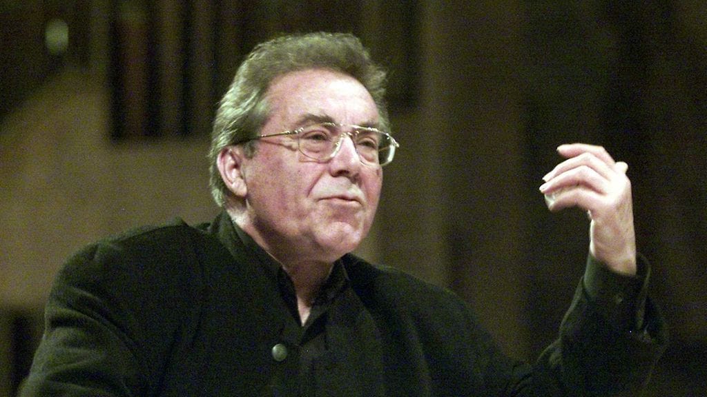 Peter Schreier johtamassa RSO:ta Temppeliaukion kirkossa vuonna 2001.