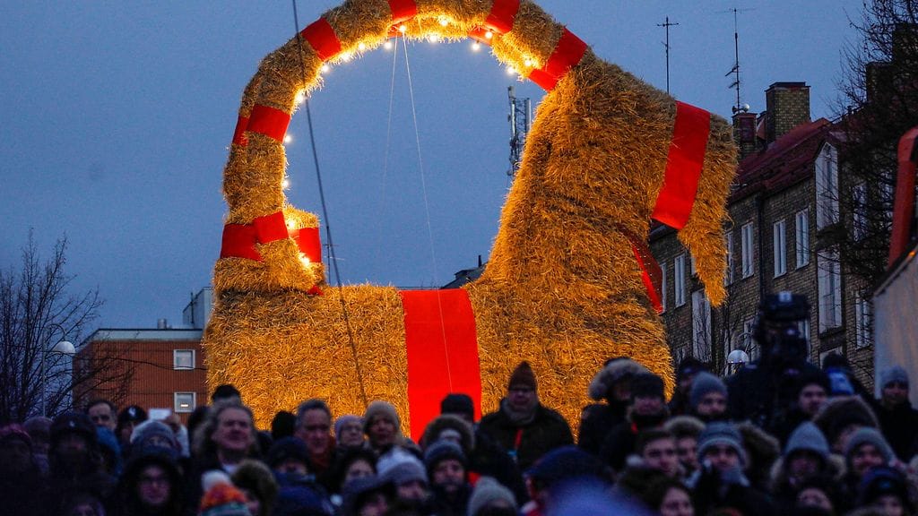 Gävlen olkipukki on vuosittainen perinne Ruotsissa. Olkipukilla on ikävä taipumus syttyä tuleen.