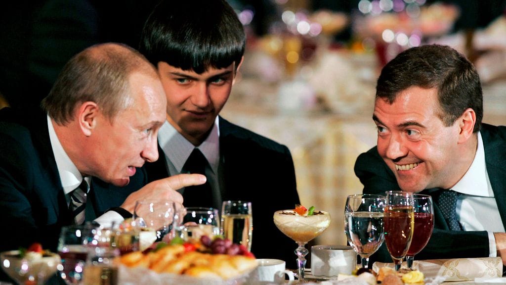 Vladimir Putin ja Dmitri Medvedev keskustelivat ruokapöydässä vuonna 2007.