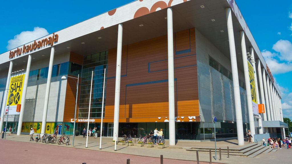 Arkistokuva. Esimerkiksi Tallinnan Kaubamaja-tavaratalon ruoka-osastolla pistävät silmään 3199,99 euroa maksava Remy Martinin Louis XIII -konjakki ja tonnin halvempi, 2185 euroa maksava Hennessy Paradis Imperial -konjakki.