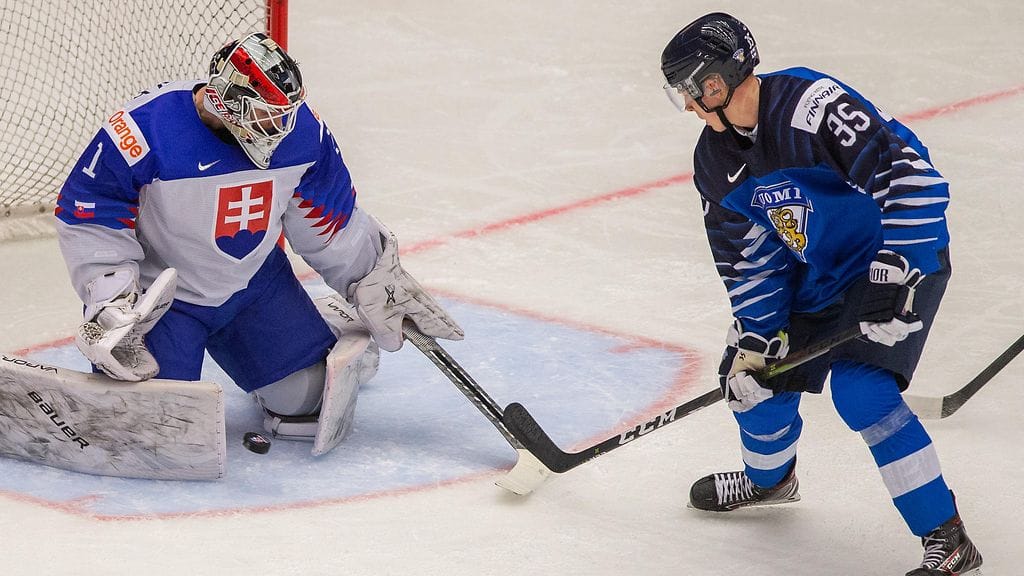Aku Räty (numero 35) iski kaksi maalia, kun Nuoret Leijonat kaatoi Slovakian lukemin 8-1.